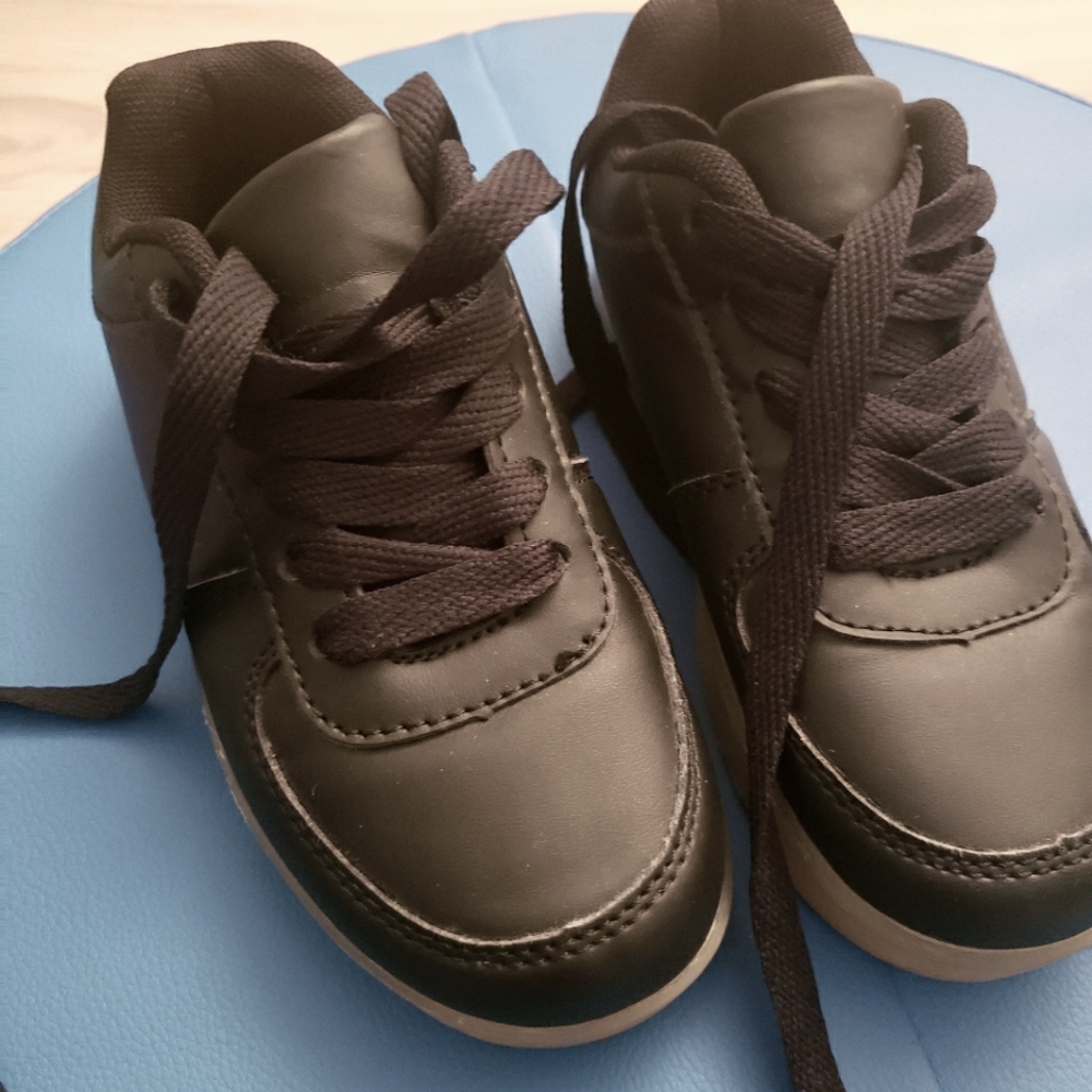 Black Link Sneakers Boy/Girl size 10